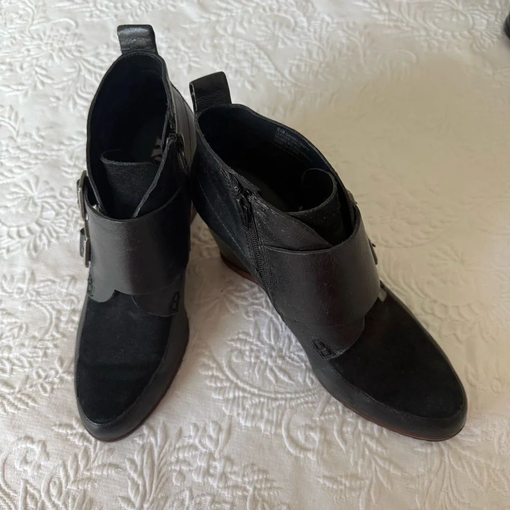 Kork-Ease Stylish Black Wedge Ankle Boots with Buckle. Size 8.5